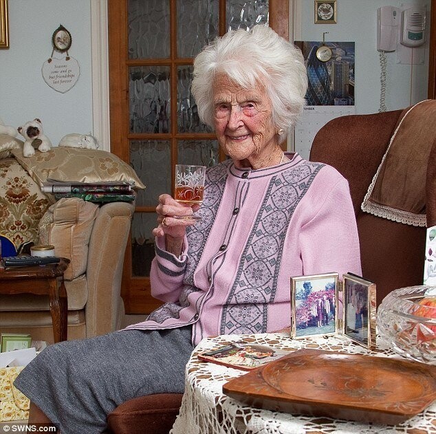 Итак, теперь официально: самая старая женщина в Великобритании заявляет, что виски - путь к долгой жизни