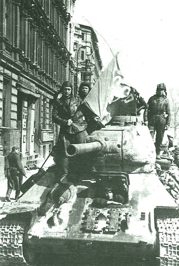 33. Танк Т-34-85 на берлинской улице в мае 1945 года. Танк с пушкой ЗиС-С-53 поздних выпусков 1944 года