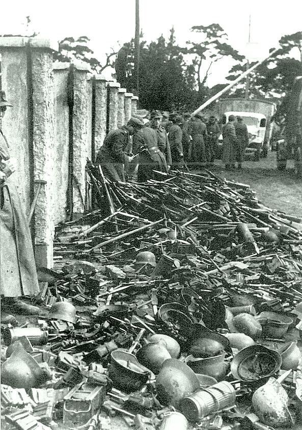 28. Немецкие солдаты сдают оружие. Апрель 1945 года