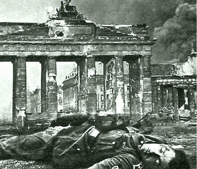 12. Берлин. Бранденбургские ворота. 1945