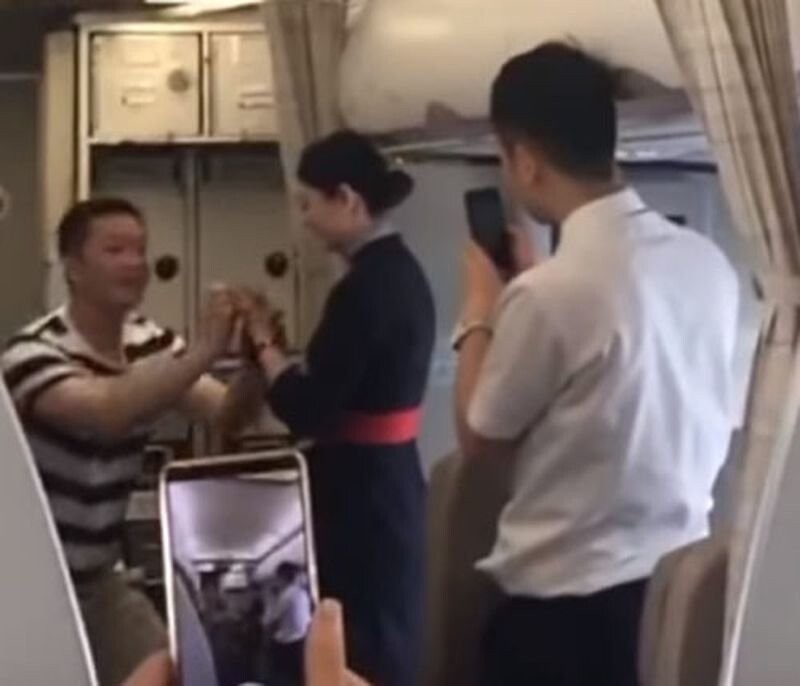 Стюардесса лишилась работы после того, как парень сделал ей предложение руки и сердца на борту самолета