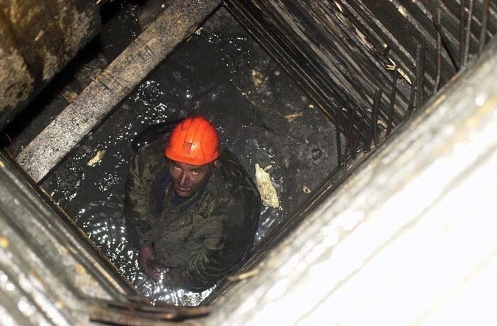 Один из шурфов, пробуренных в Кармадонском ущелье. Фото: Владимир Веленгурин