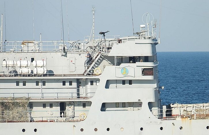 Украинские ржавые суда отправились «пугать» Россию в Азовском море
