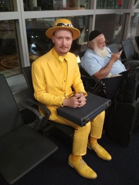 Мужчина в желтом костюме