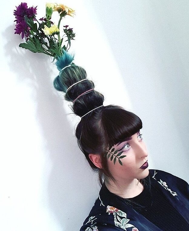 Сад на голове: девушки украшают прическу вазой с цветами, и им это очень нравится