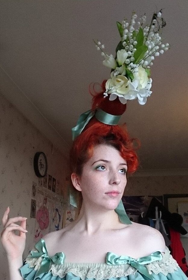 Сад на голове: девушки украшают прическу вазой с цветами, и им это очень нравится