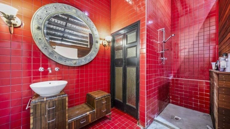 Великолепная ванная комната впечатляет этой сочно-красной плиткой