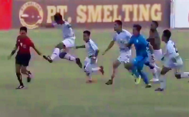 Футбол по-индонезийски. Спортсмены начали избивать арбитра на поле за назначенный пенальти