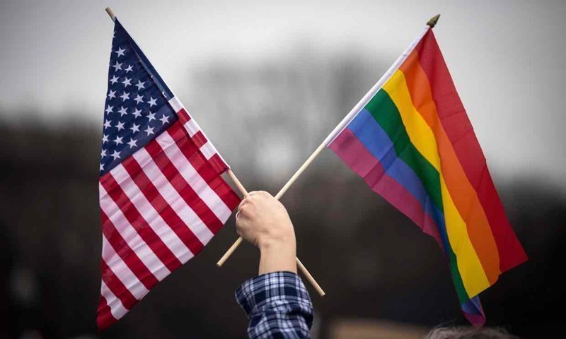 Священник-экзорцист в США сжег флаг ЛГБТ