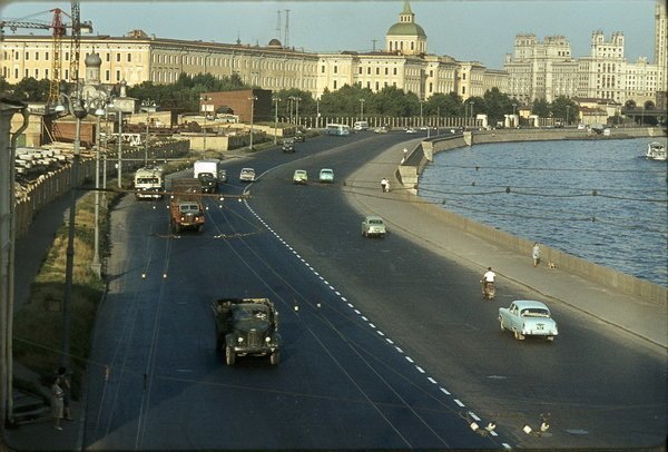 14 ламповых фотографий с автомобилями времен СССР