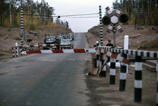 14 ламповых фотографий с автомобилями времен СССР