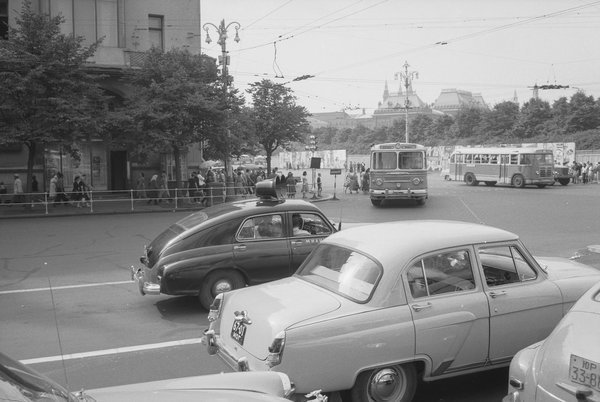 14 ламповых фотографий с автомобилями времен СССР