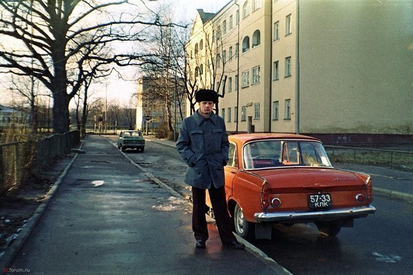 14 ламповых фотографий с автомобилями времен СССР