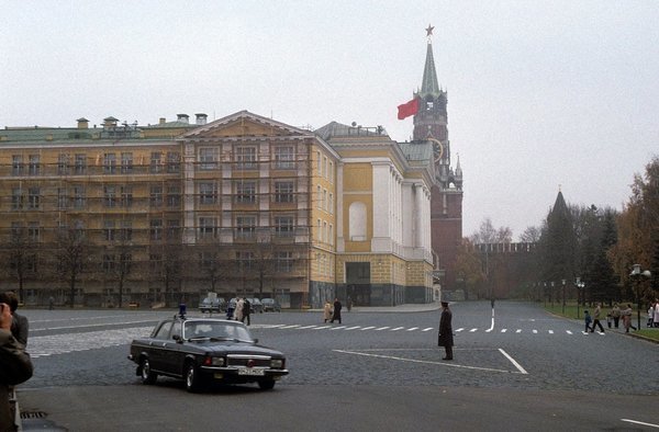 14 ламповых фотографий с автомобилями времен СССР