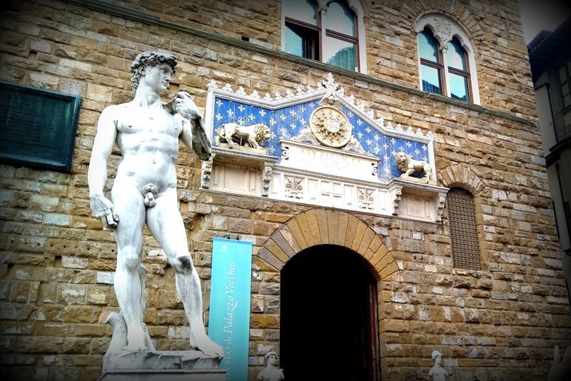 Статуя Давида у входа в Палаццо Веккьо (Старый дворец) на площади Синьории во Флоренции. 