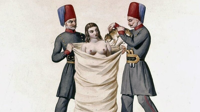В Турции XVIII века женщину, уличённую в прелюбодеянии приговаривали к казни весьма необычным способом: её зашивали в мешок с кошками и топили