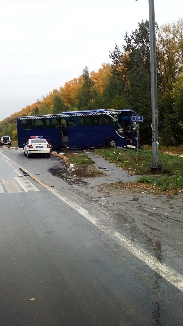 Автобус снес кирпичную остановку в результате ДТП на М7