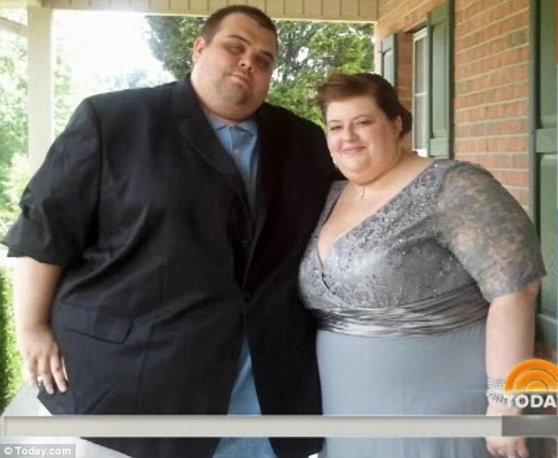 Джастин и Лорен Шелтон - это пара из США (а не из Британии), которые смогли сбросить на двоих почти 240 килограммов за 19 месяцев