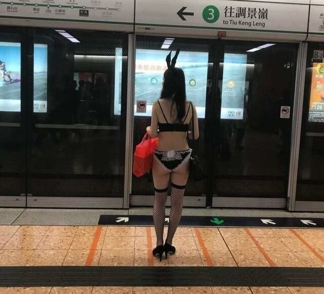 В метро Гонконга спустилась девушка в нижнем белье и на шпильках