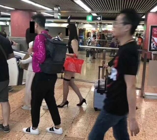 В метро Гонконга спустилась девушка в нижнем белье и на шпильках