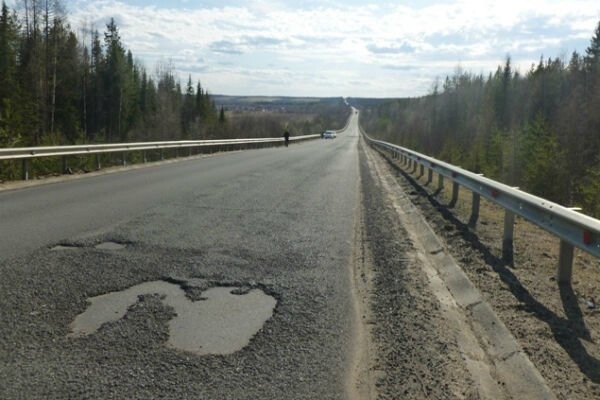 наши дороги сами просят, чтобы их отремонтировали, подавая знаки в виде ям в форме экскаватора
