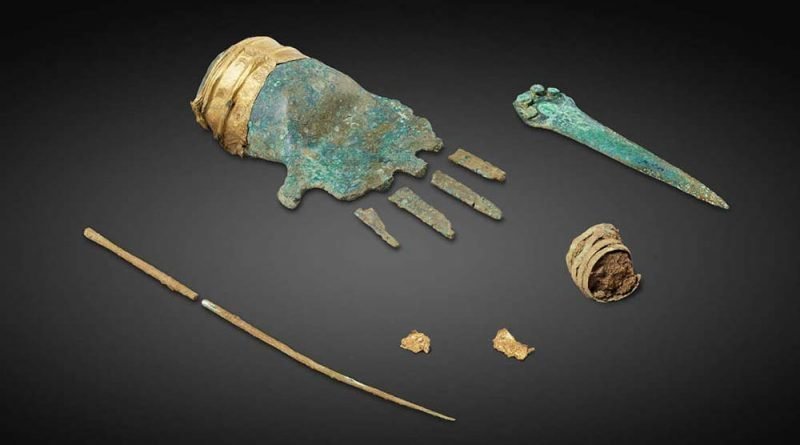 Археологов озадачила 3500-летняя бронзовая перчатка