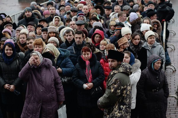 Стояние на Тверской: как люди сутки проводят в очереди за новым айфоном