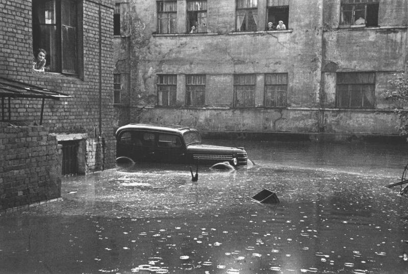 Наводнение в Курсовом переулке после грозовых ливней в мае 1949 года. Семен Мишин-Моргенштерн, май 1949 года, г. Москва