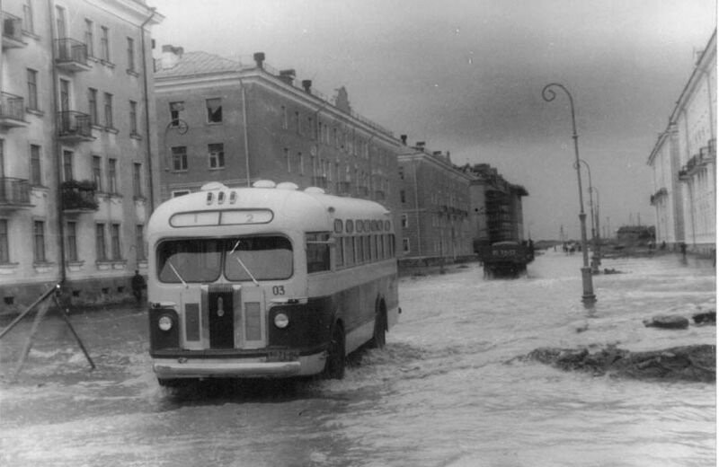 В 103 квартале после ливня. Г. Ефимовский, июнь 1954 года, г. Череповец, ул. Ме­тал­лур­гов