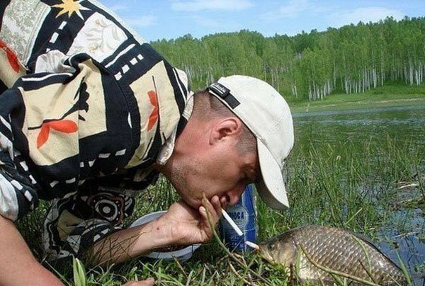 9. Он один поехал на рыбалку, и ему стало скучно?