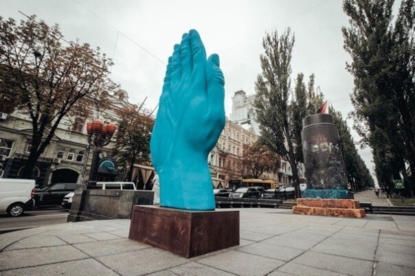 #зимаблизко? В центре Киева установили гигантскую синюю руку