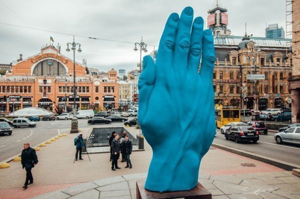 #зимаблизко? В центре Киева установили гигантскую синюю руку