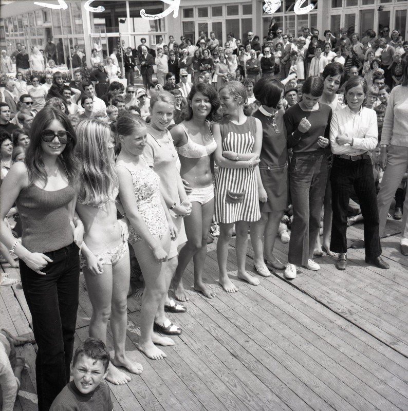 29 июля 1968 года. Франция, Курортный городок Этрет, конкурс "Мисс Этрет". Ставлю на бикини в центре.
