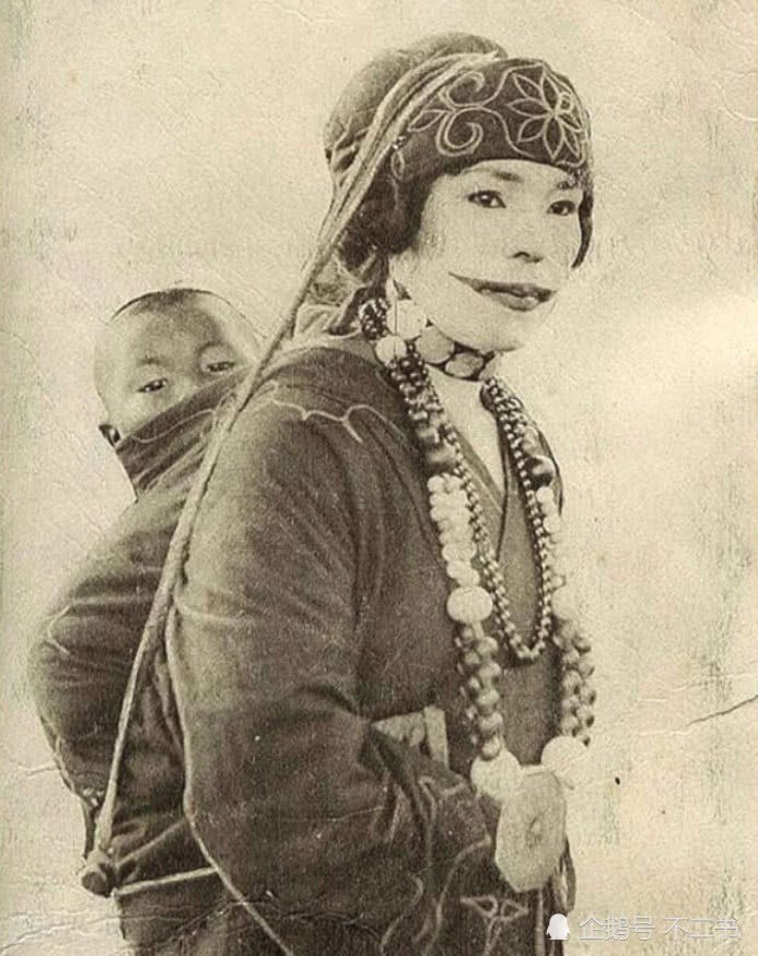 Женщина айну с традиционной татуировкой на лице. 1930 год, Япония.