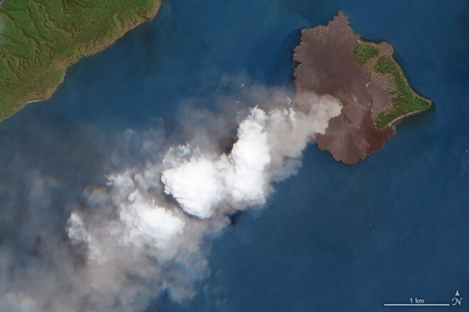 В Индонезии проснулся вулкан Кракатау: фото из космоса