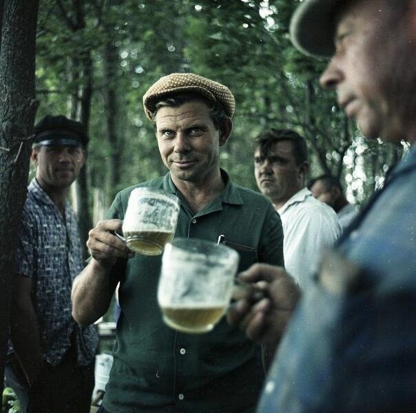 «Желаю, чтобы все!»: пьяницы и культурно выпивающие граждане СССР в алкогольной фотохронике