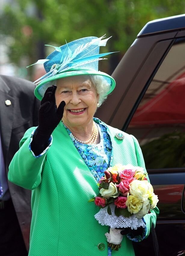 Практично: у королевы Великобритании есть фальшивая рука для приветствий