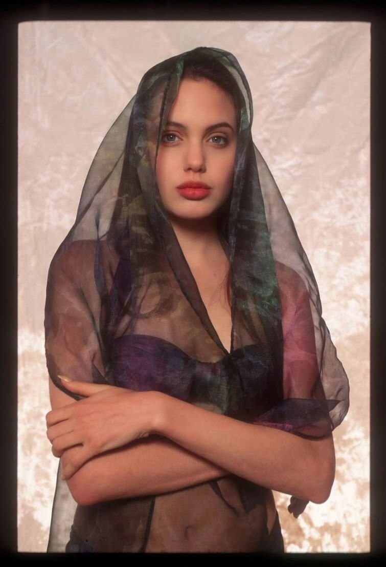 Редкие кадры из фотосессии 16-летней Анджелины Джоли в нижнем белье