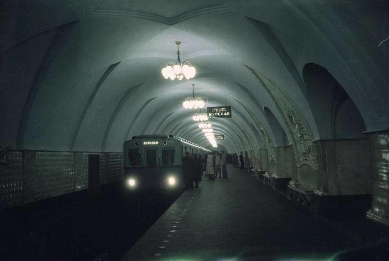 Поезд на платформе станции «Таганская» Кольцевой линии Московского метрополитена. 