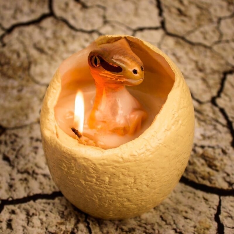 Свеча, из которой по мере сгорания «вылупляется» динозавр