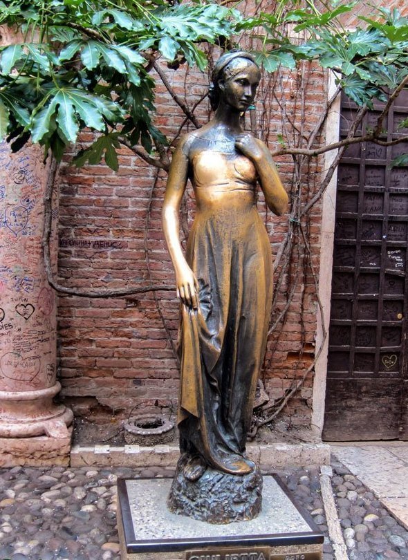 2. Существует поверие, что если потереть грудь памятнику Джульетте в Вероне, то найдешь счастье и любовь. Туристы годами следуют этой традиции, отчего статуя поменяла цвет