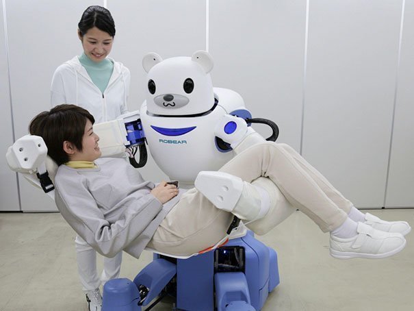 3. И еще один робот – только в больнице. Он укладывает пациентов в инвалидное кресло