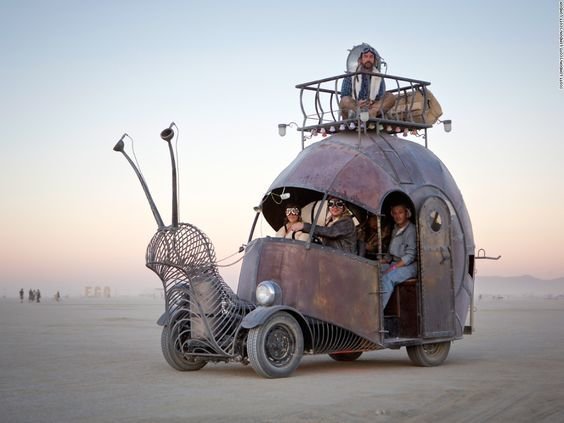 Большинство фото с фестиваля «Burning Man» — ежегодного восьмидневного события, происходящего в пустыне Блэк-Рок.