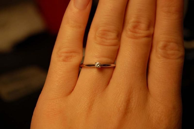 Женщина унизила своего жениха на весь Интернет, узнав, как «мало» он заплатил за её обручальное кольцо