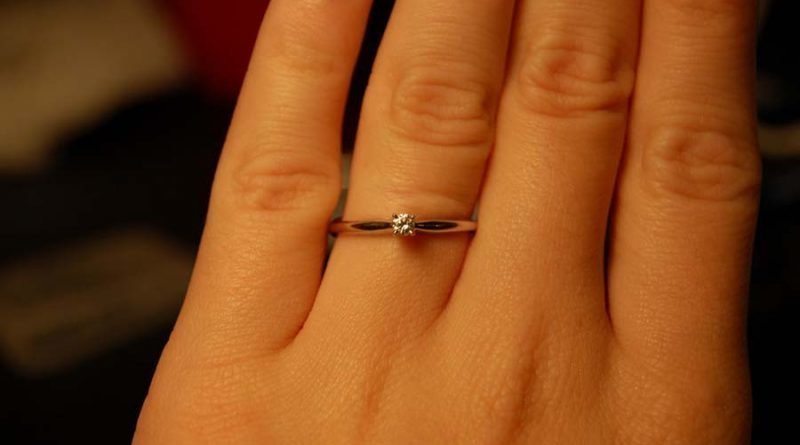 Женщина унизила своего жениха на весь Интернет, узнав, как «мало» он заплатил за её обручальное кольцо