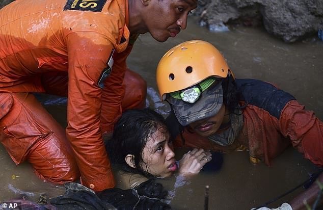15-летняя Нурул Истихара, которую спасатели сумели вызволить из затопленного дома