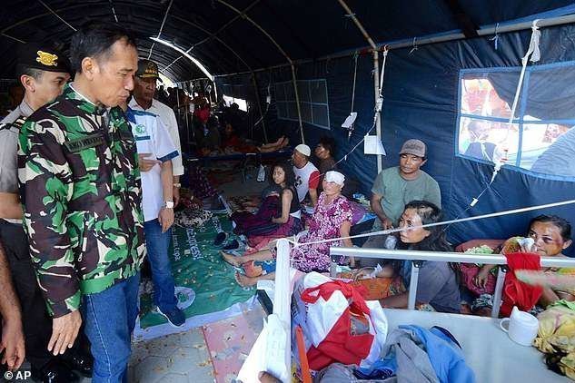 Президент Индонезии общается с выжившими и спасенными