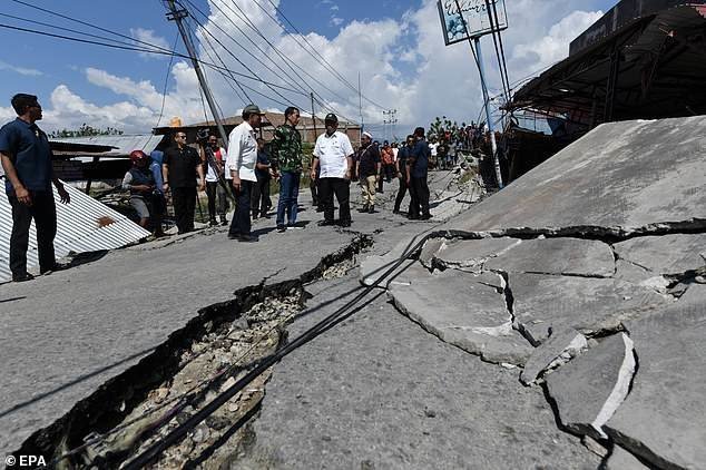 Президент Индонезии Джоко Видодо осматривает разрушенный район в Палу