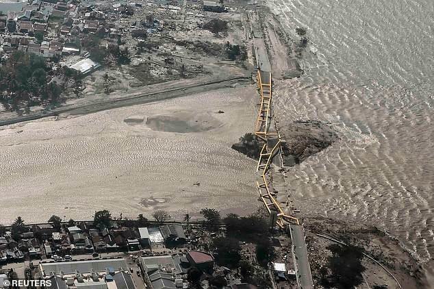 Землетрясение, а затем цунами нарушили дорожно-транспортное сообщение острова