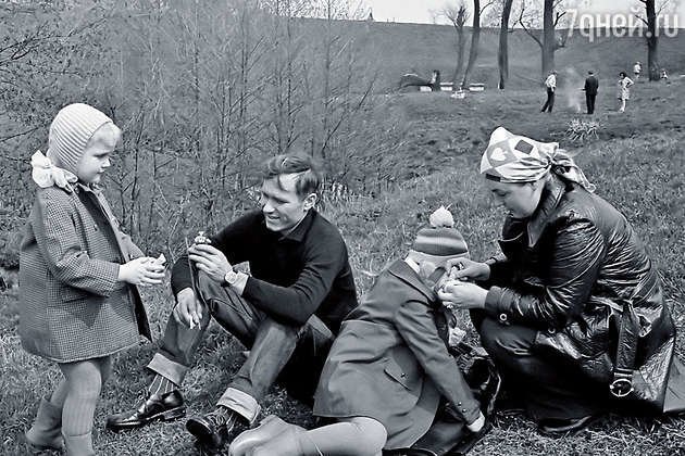 Василий Шукшин с супругой и дочерьми во время загородной прогулки. 1974 год